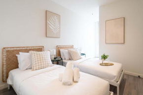 lvl42 2B APT with Free Parking in CBD